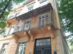 Монтаж балконного навісу з монолітного полікарбонату