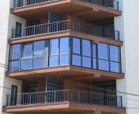 Скління кутового балкону