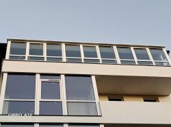 Балкон на останньому поверсі з дахом