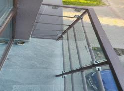 Монтаж перил з гартованого скла