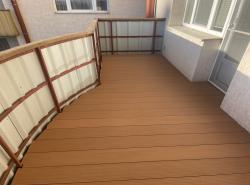 Монтаж терасної композитної дошки на балкон